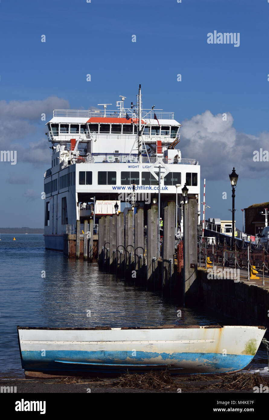 La isla de Wight ferry de Yarmouth a Lymington en new forest junto a la litera es esperar a cargar con los coches y pasajeros para cruzar solent Foto de stock