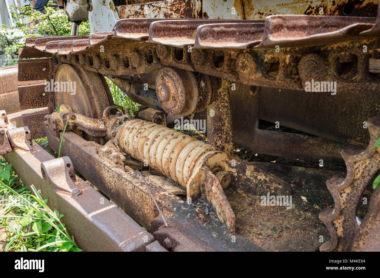 Vintage antiguo de un tractor oruga, viejo, oxidado, y soportó la topadora vía Foto de stock