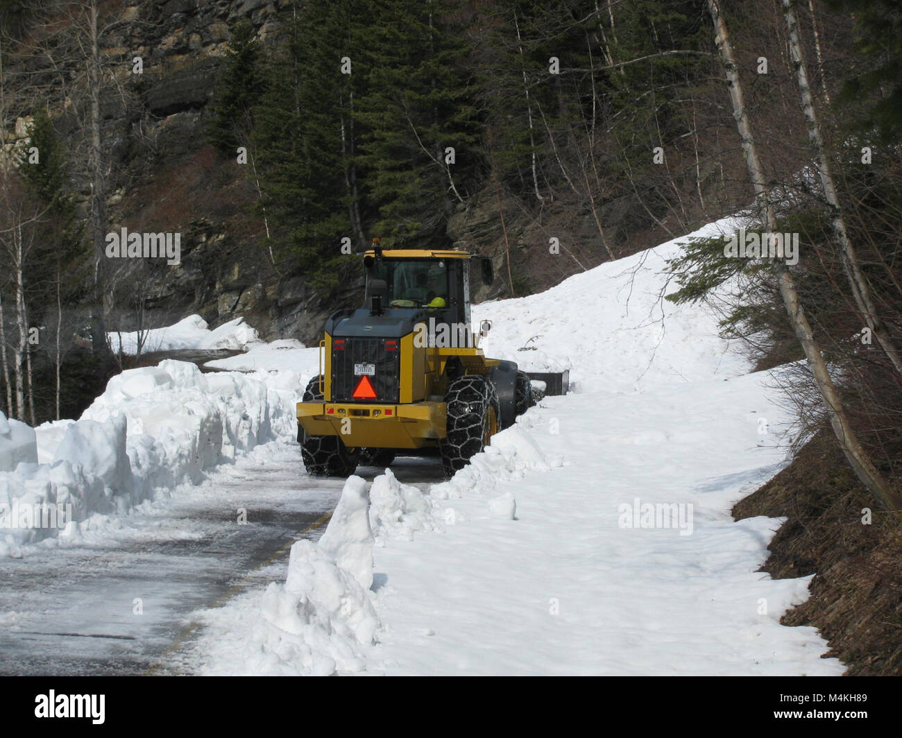 Cargador frontal borrar debajo del túnel Oeste.ir-a-la-Sun Road, Abril , . Foto de stock