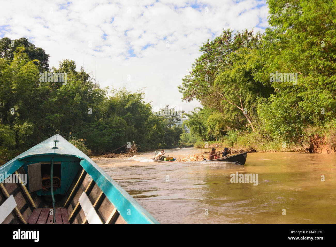 Inthein: barco en el canal, el Lago Inle, el Estado de Shan, Myanmar (Birmania) Foto de stock