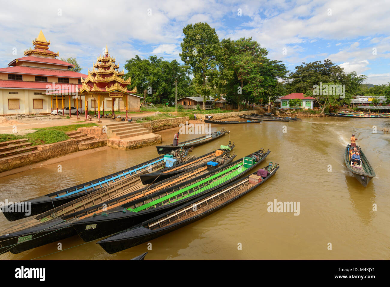 Inthein: canal, botes vacíos, el templo, el Lago Inle, el Estado de Shan, Myanmar (Birmania) Foto de stock