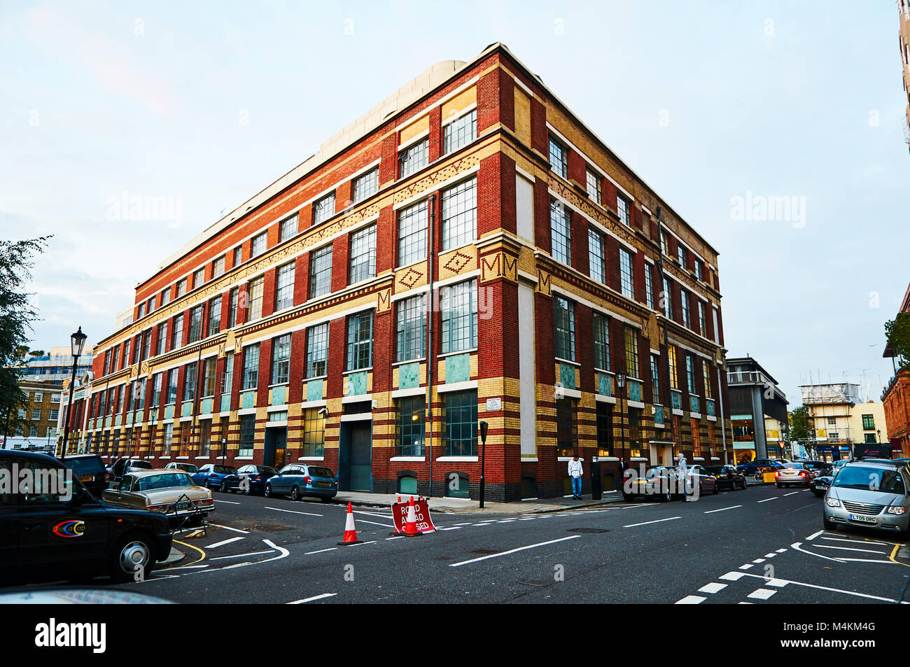 Vista de la calle en Londres la arquitectura con automóviles y peatones Foto de stock