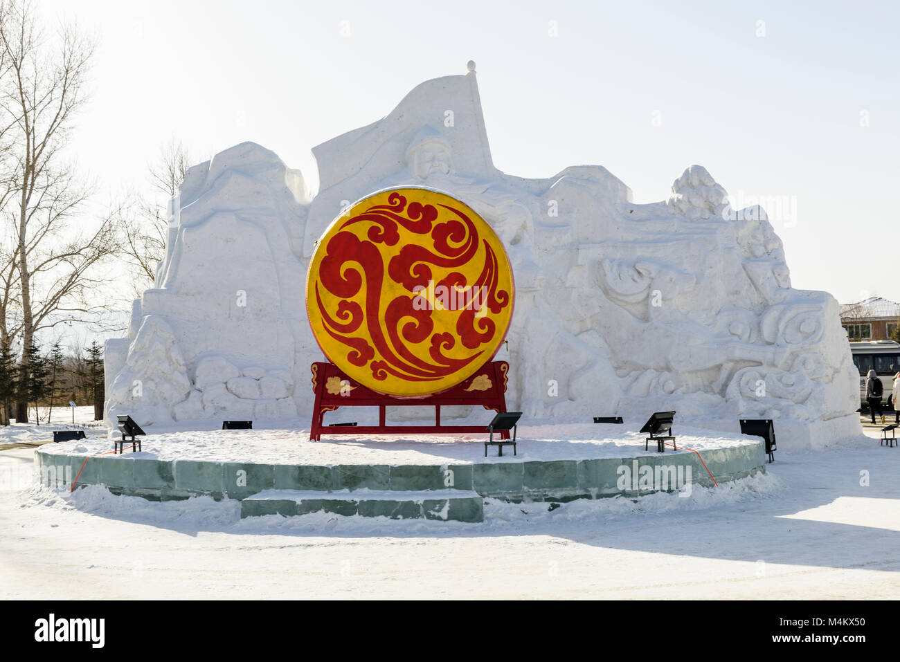 La entrada a la JIngpo Hu Geopark. Esta escultura de nieve depics un héroe de la guerra. Foto de stock