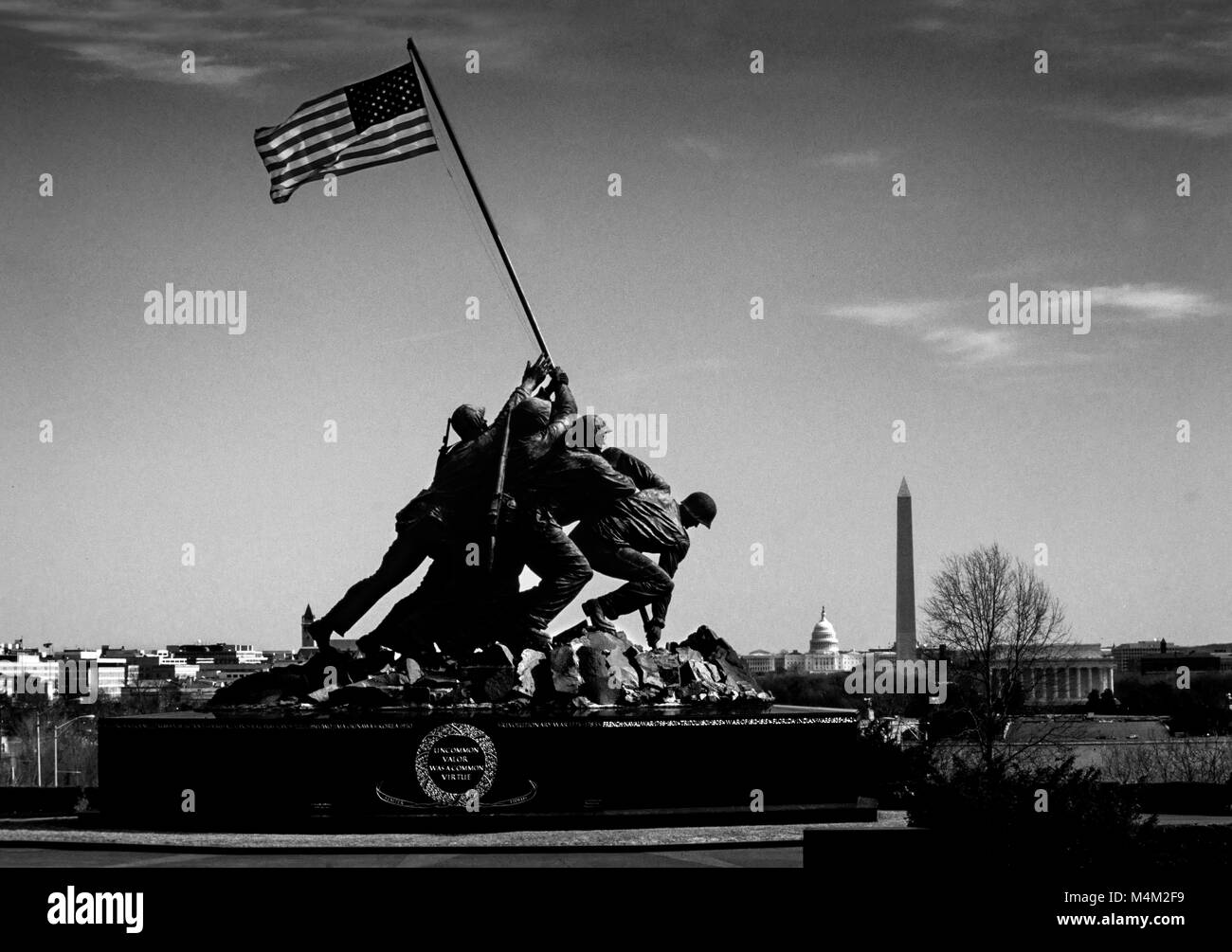 Washington DC, Estados Unidos. La Infantería de Marina de los Estados Unidos War Memorial (Memorial Iwo Jima) y el edificio del Capitolio de los Estados Unidos Marine Corps War Memorial (monumento Iwo Jima Memorial) es un memorial nacional ubicado en el Condado de Arlington, Virginia, en los Estados Unidos. Dedicada hace 64 años, en 1954,[1] que se encuentra en Arlington Park Ridge,[2] cerca de la puerta Ord-Weitzel al Cementerio Nacional de Arlington y el Netherlands Carillon. El memorial de guerra está dedicado a todo el personal de infantería de marina de los EE.UU que murieron en la defensa de los Estados Unidos desde 1775. El monumento fue inspirado por la icónica fotografía de 1945 de s Foto de stock