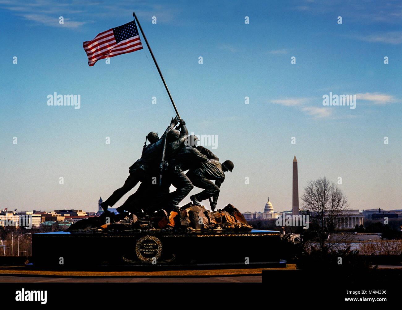 Washington DC, Estados Unidos. La Infantería de Marina de los Estados Unidos War Memorial (Memorial Iwo Jima) y el edificio del Capitolio de los Estados Unidos Marine Corps War Memorial (monumento Iwo Jima Memorial) es un memorial nacional ubicado en el Condado de Arlington, Virginia, en los Estados Unidos. Dedicada hace 64 años, en 1954,[1] que se encuentra en Arlington Park Ridge,[2] cerca de la puerta Ord-Weitzel al Cementerio Nacional de Arlington y el Netherlands Carillon. El memorial de guerra está dedicado a todo el personal de infantería de marina de los EE.UU que murieron en la defensa de los Estados Unidos desde 1775. El monumento fue inspirado por la icónica fotografía de 1945 de s Foto de stock