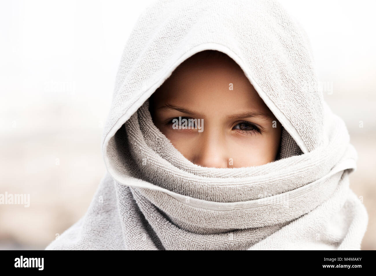 Niño pequeño muchacho vistiendo ropa estilo burka arábiga Foto de stock
