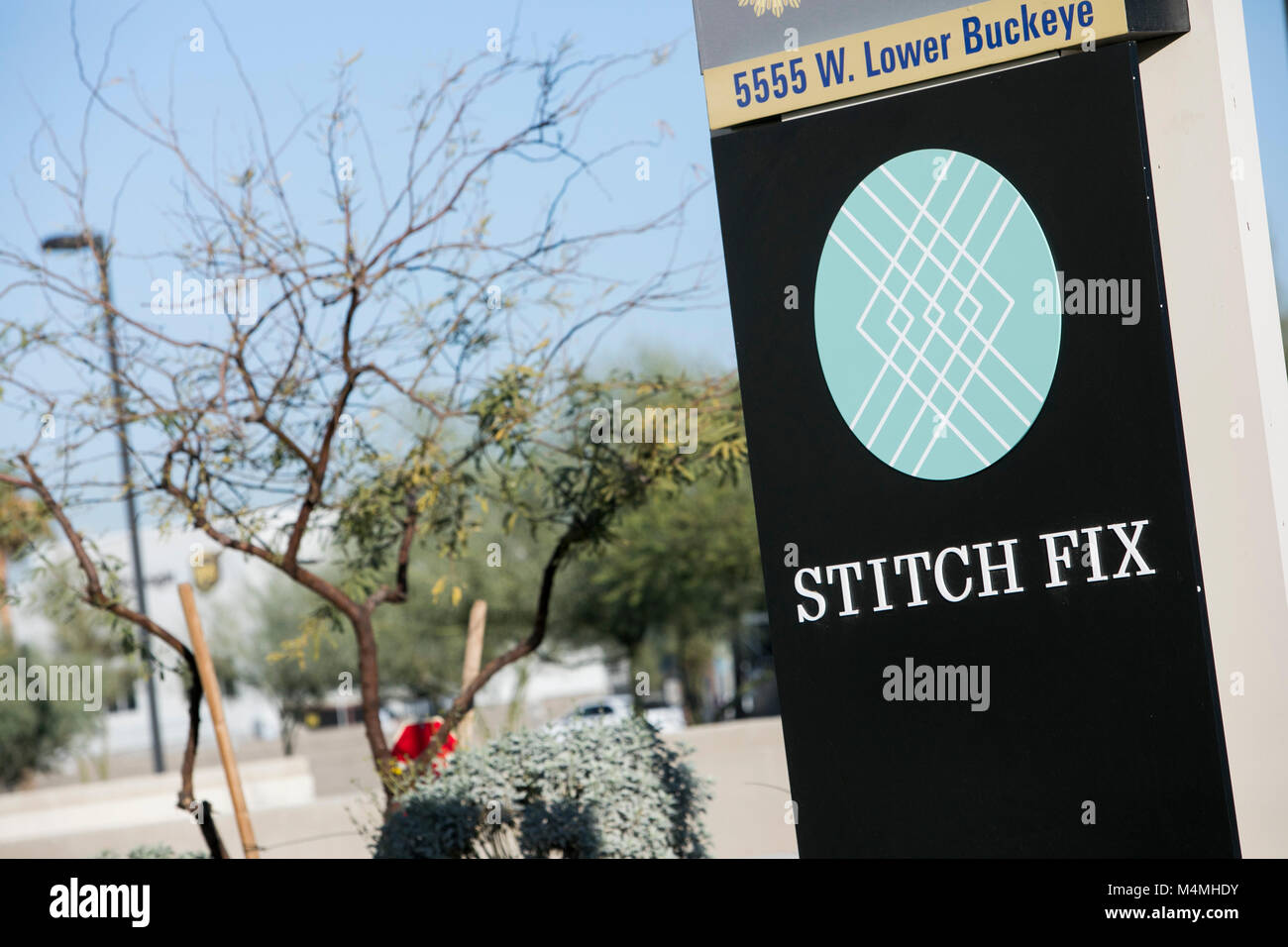 Un logotipo cartel fuera de una instalación ocupada por arreglar cosido en Phoenix, Arizona, el 3 de febrero de 2018. Foto de stock