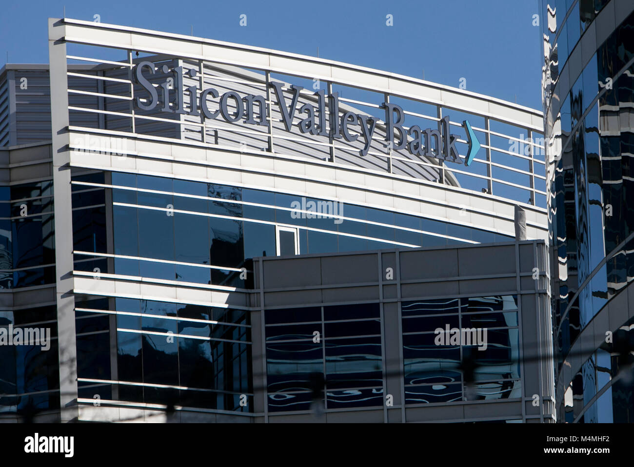 Un logotipo cartel fuera de una instalación ocupada por Silicon Valley Bank en Tempe, Arizona, el 3 de febrero de 2018. Foto de stock