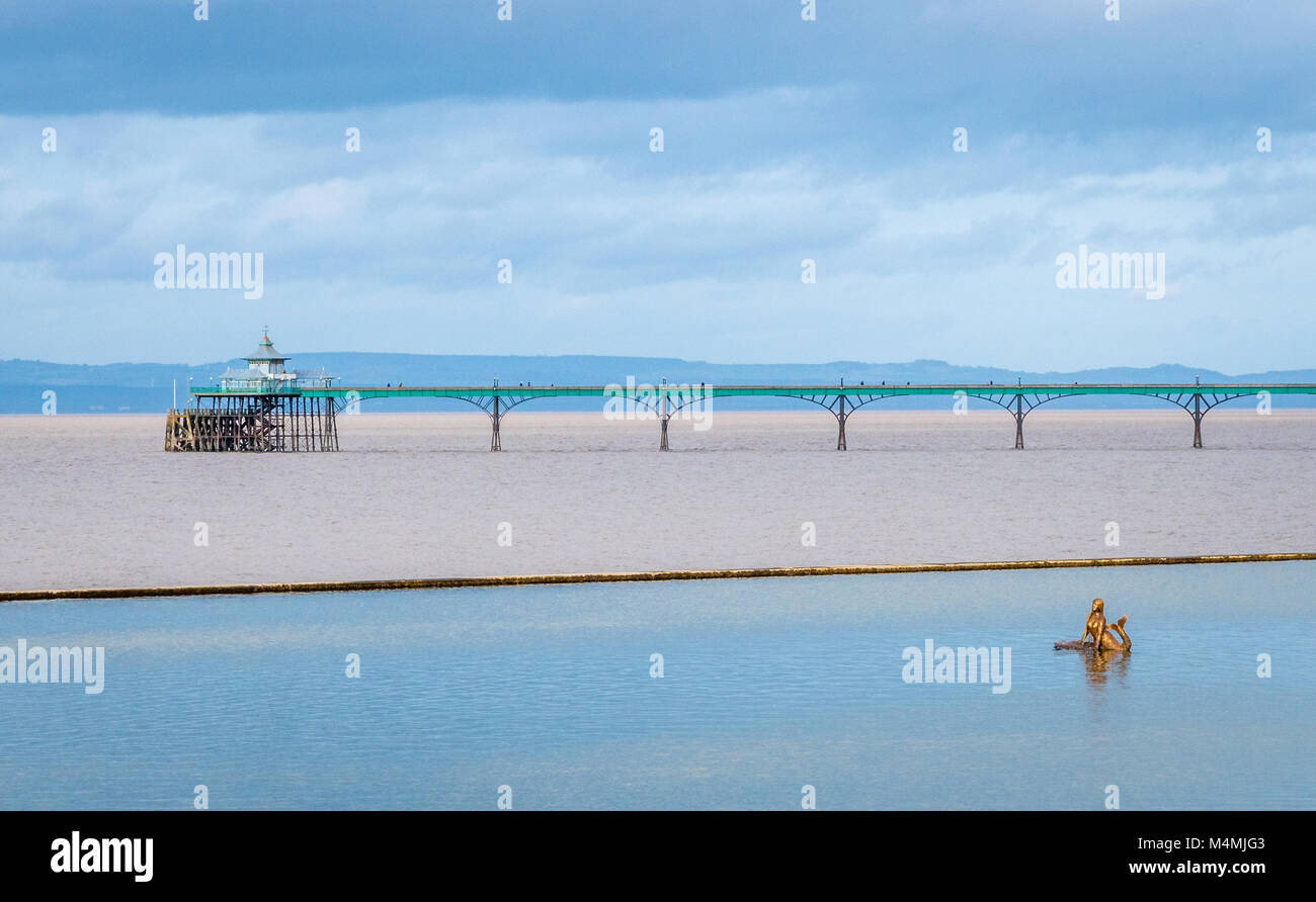 Lago Mar marea utilizada diariamente por hardy nadadores con su escultura de sirena y vistas del muelle de Clevedon en el noreste de Somerset UK Foto de stock