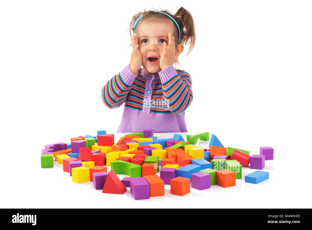 Concepto de Montessori con linda niña jugando cubos de madera aislado sobre fondo blanco. Foto de stock