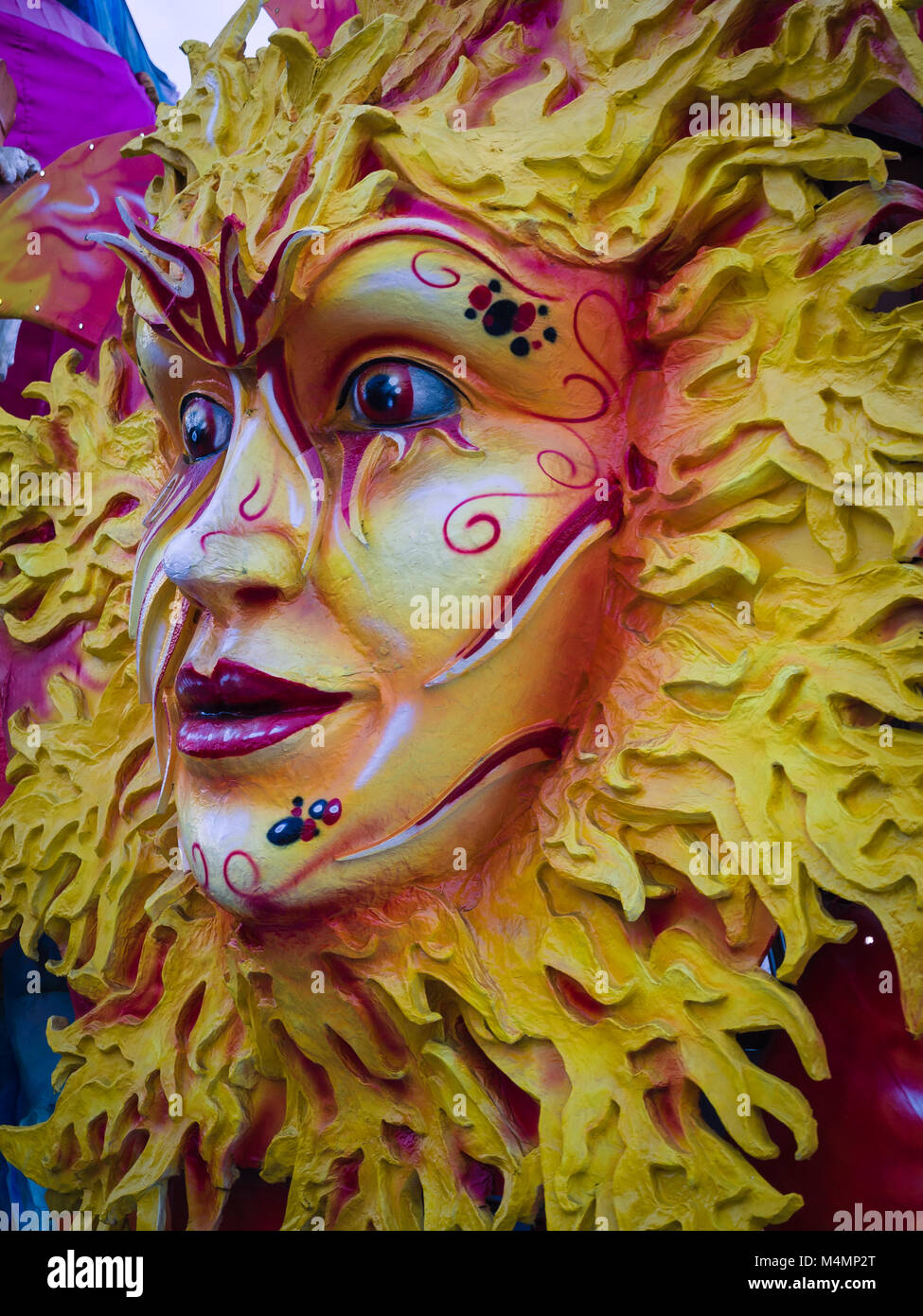 Verona, Italia - 14 de enero de 2018: Detalle de una máscara de carnaval  representando el sol Fotografía de stock - Alamy