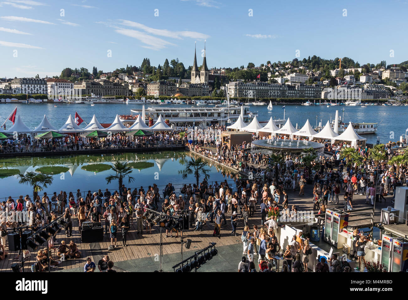 Vista de las 25 bolas azules en el Festival de Lucerna Foto de stock