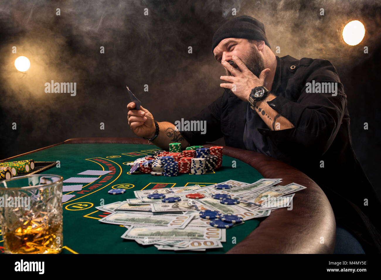 El hombre es jugar al poker. No emocional en el juego, Game over para la  tarjeta de jugador, hombre muy enojado con opciones de necios, perdiendo  todas las fichas en el banco.