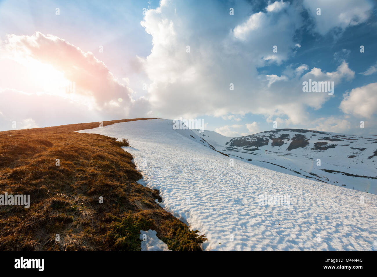 Fantástico paisaje de montaña con nieve de primavera Foto de stock