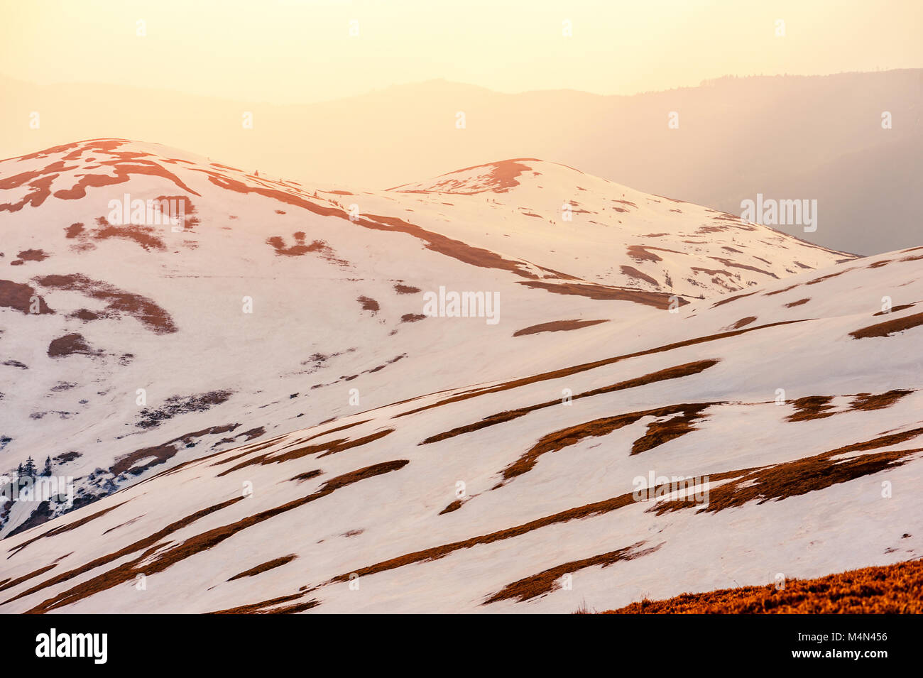 Fantástico paisaje de montaña con nieve de primavera Foto de stock