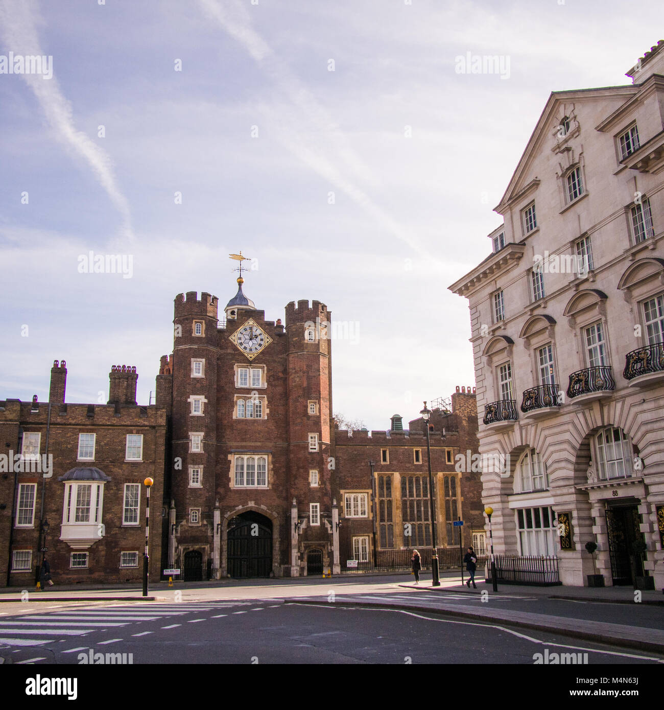 St James's Palace, (izquierda), Londres. Foto de stock