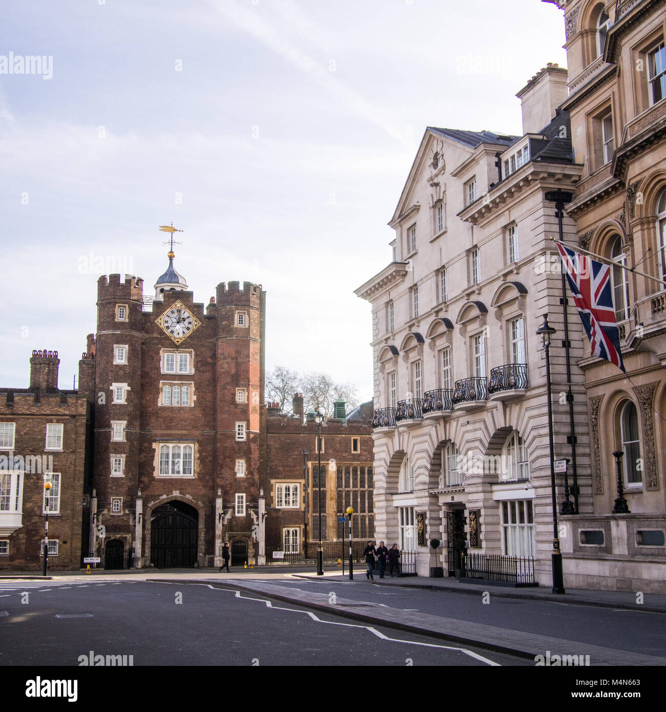 St James's Palace, (izquierda), Londres. Foto de stock