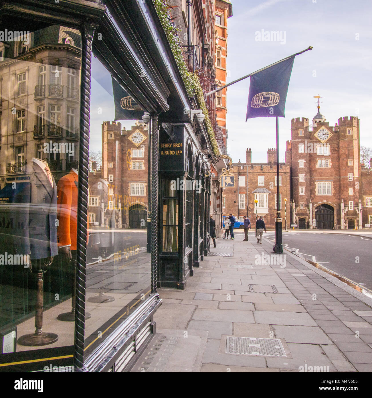 Mens ropa outlet como "destacados" KIngsman films, en St James's Street, Londres. St Jmes's Palace se encuentra en el fondo de la derecha Foto de stock