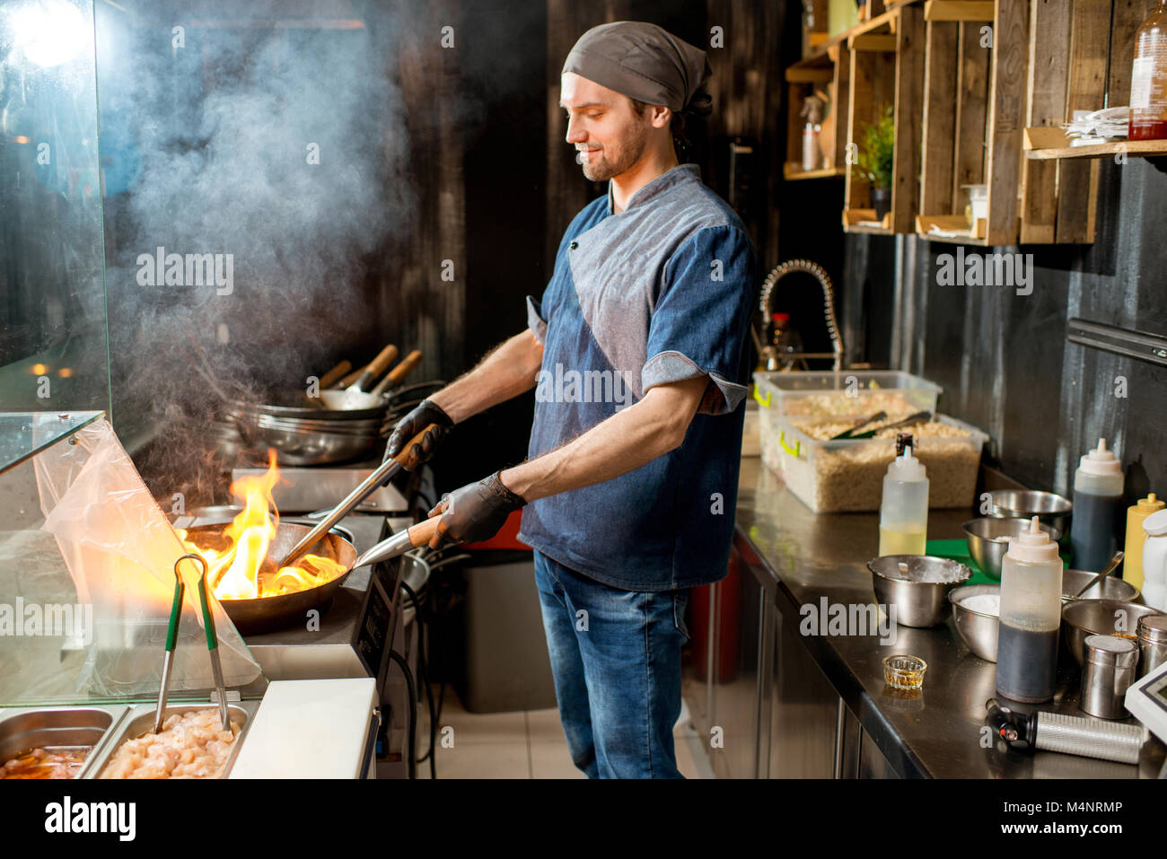 Cocinero jefe de cocina en la cocina asiática Foto de stock