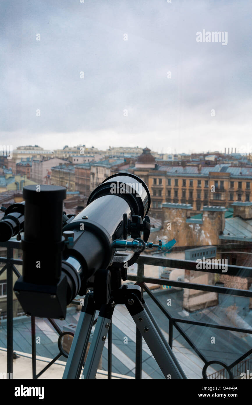 Telescope window fotografías e imágenes de alta resolución - Alamy