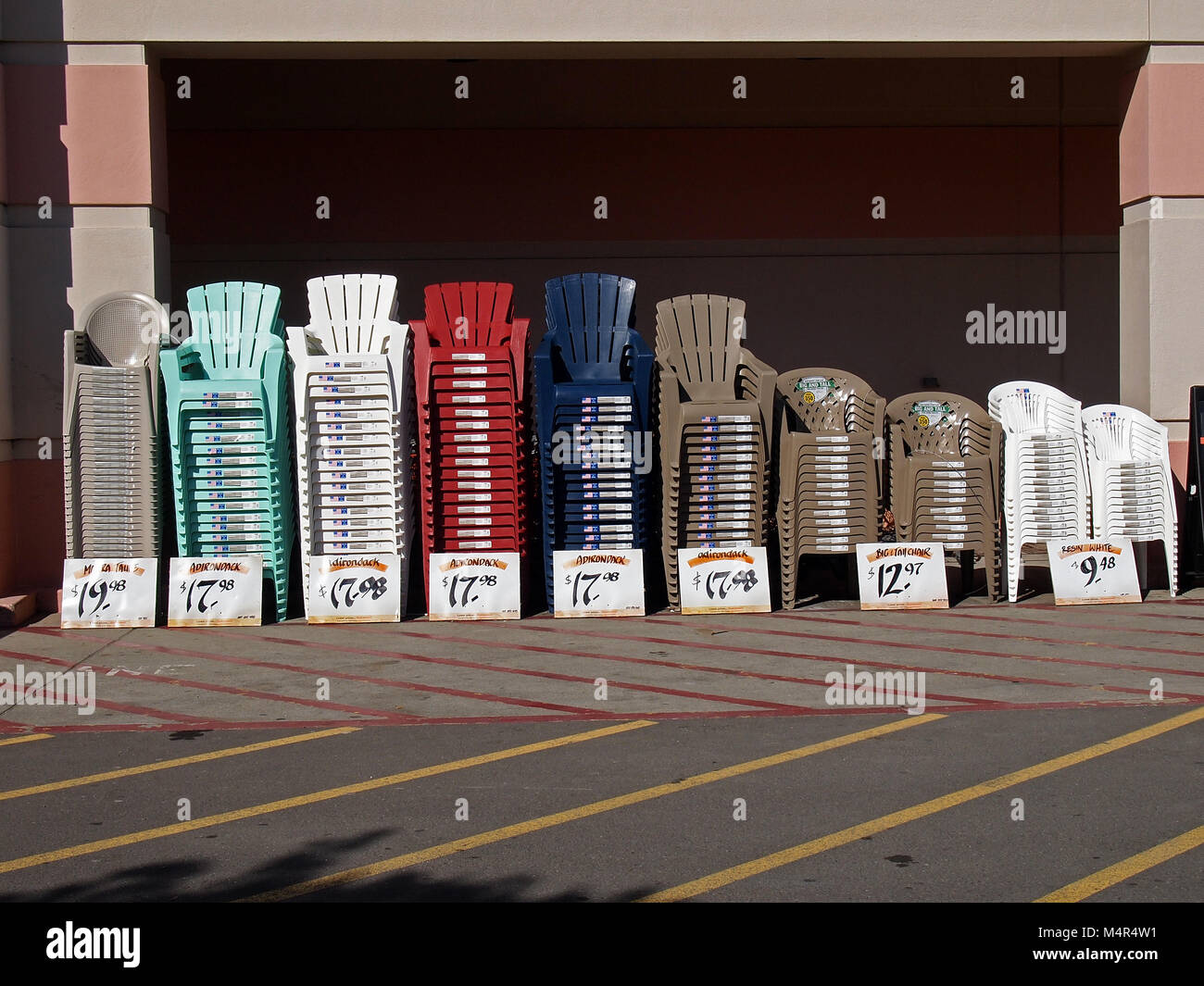 Pilas de sillas de césped para la venta en la tienda Home Depot,  California, EE.UU Fotografía de stock - Alamy
