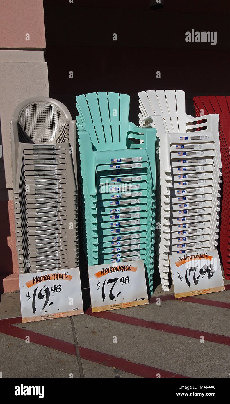 Pilas de Americano, sillas para la venta en la tienda Home Depot,  California, EE.UU Fotografía de stock - Alamy