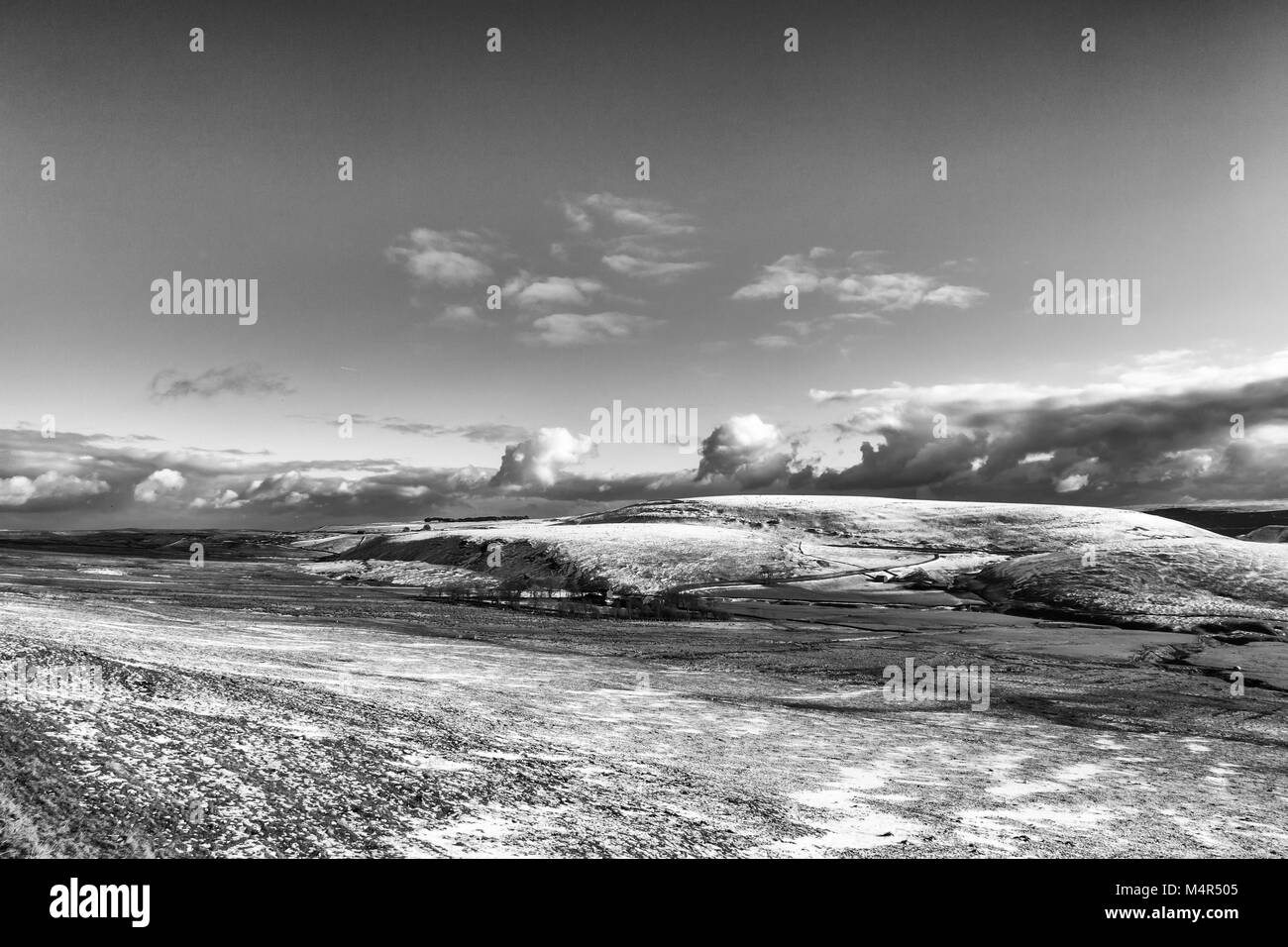 Las imágenes en blanco y negro de la nieve en las colinas en Peak District National Park, Inglaterra Foto de stock