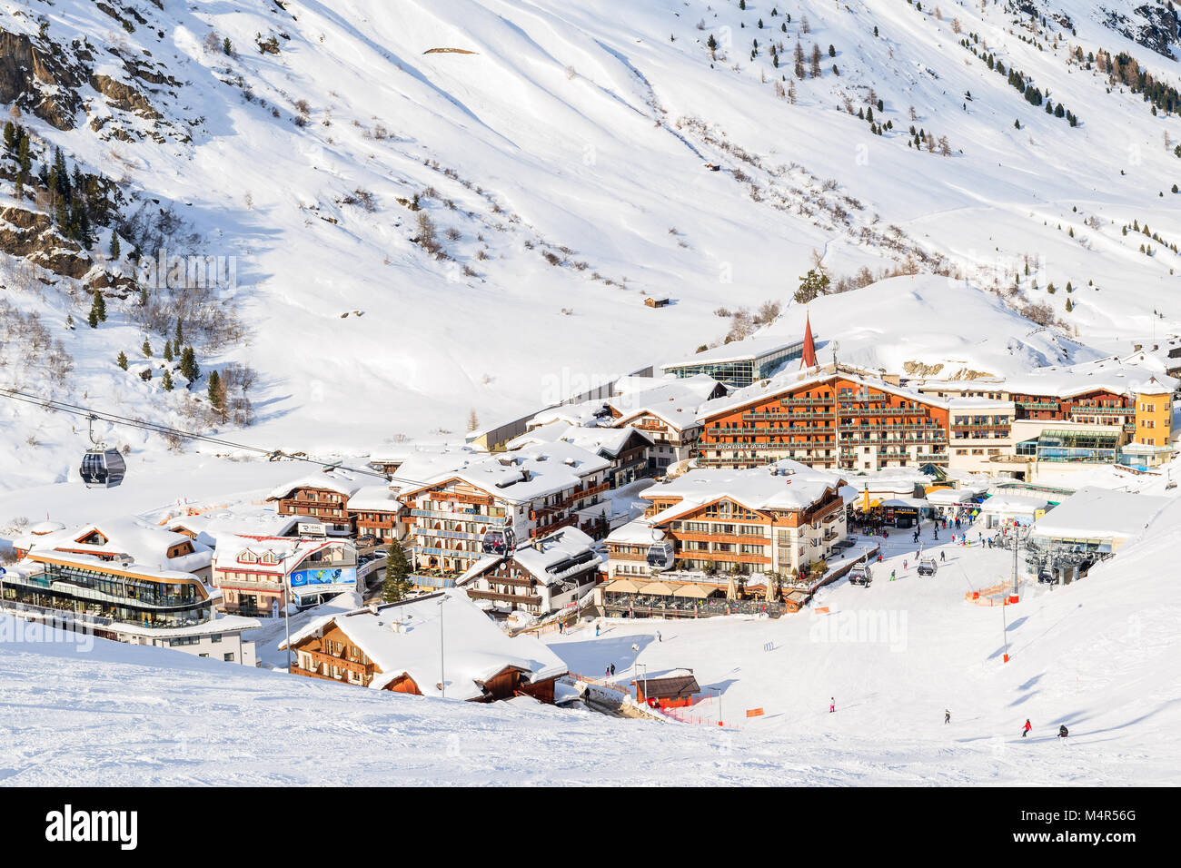 HOCHGURGL VILLAGE, AUSTRIA - Jan 28, 2018: pueblo de montaña con hoteles y casas en la bella zona de esquí de Hochgurgl-Obergurgl, Tirol, Austria. Foto de stock