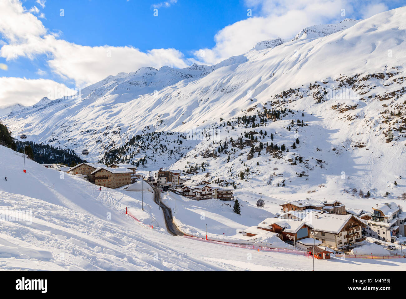 Pueblo de montaña con hoteles y casas en la bella zona de esquí de Hochgurgl-Obergurgl, Tirol, Austria Foto de stock