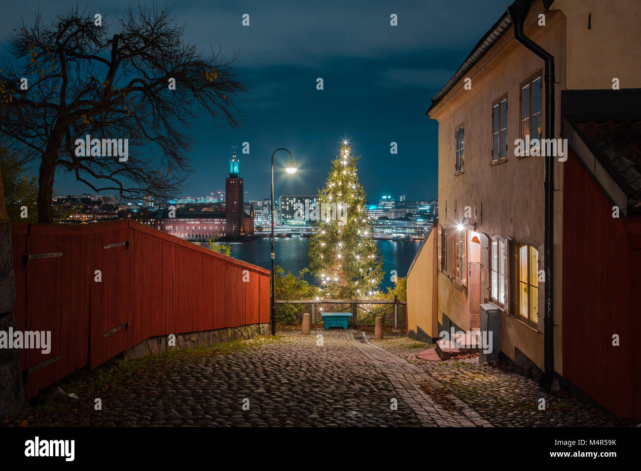 El centro de Estocolmo con el histórico ayuntamiento y decorado árbol de Navidad en el distrito de la ciudad vieja durante la hora azul al atardecer, Suecia Foto de stock