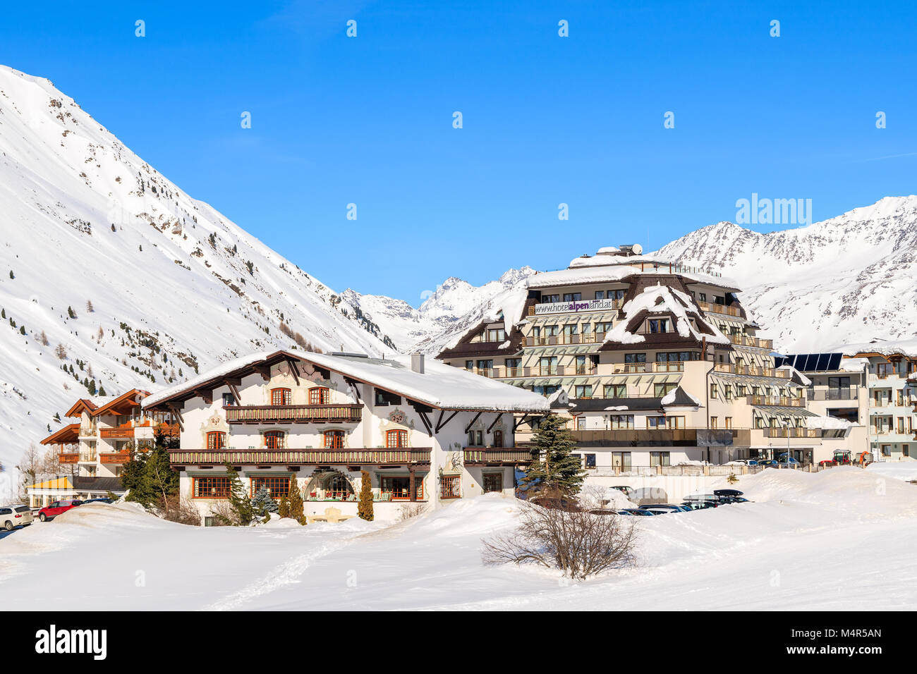 HOCHGURGL VILLAGE, AUSTRIA - Jan 30, 2018: pueblo de montaña con hoteles y casas en la bella zona de esquí de Hochgurgl-Obergurgl, Tirol, Austria. Foto de stock