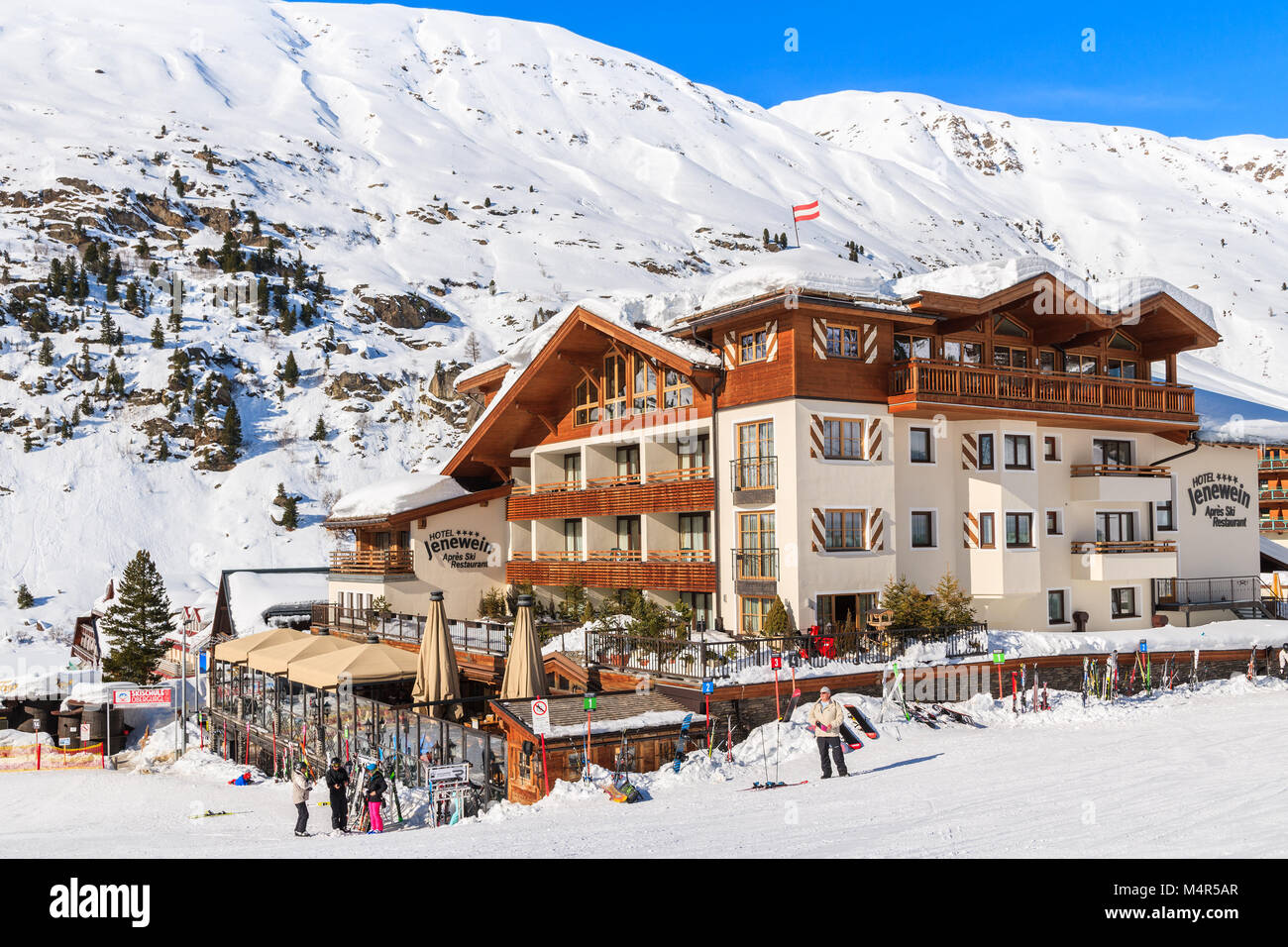 HOCHGURGL VILLAGE, AUSTRIA - Jan 30, 2018: pueblo de montaña con hoteles y casas en la bella zona de esquí de Hochgurgl-Obergurgl, Tirol, Austria. Foto de stock