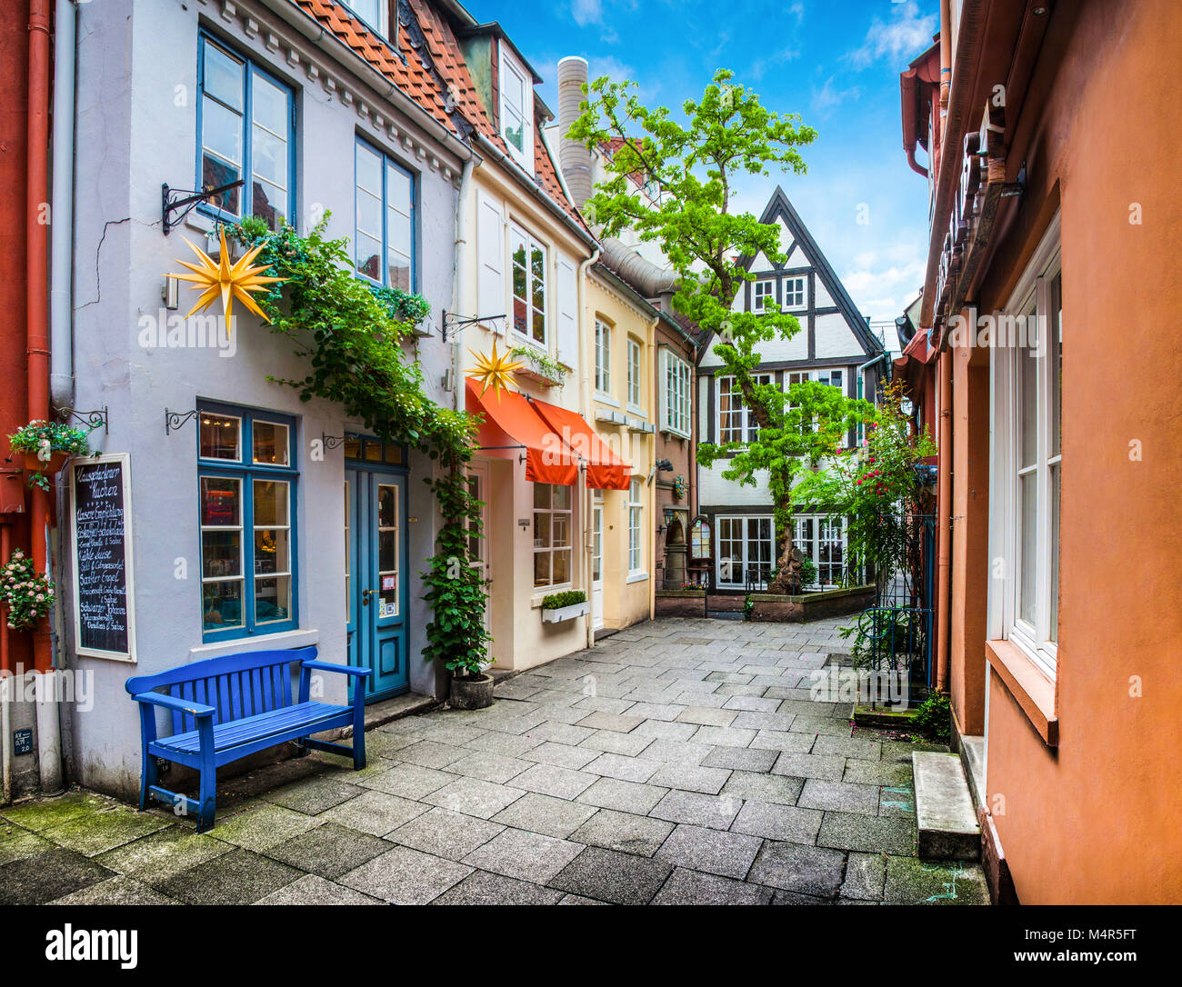 Coloridas casas en el histórico Schnoorviertel en Bremen, Alemania Foto de stock