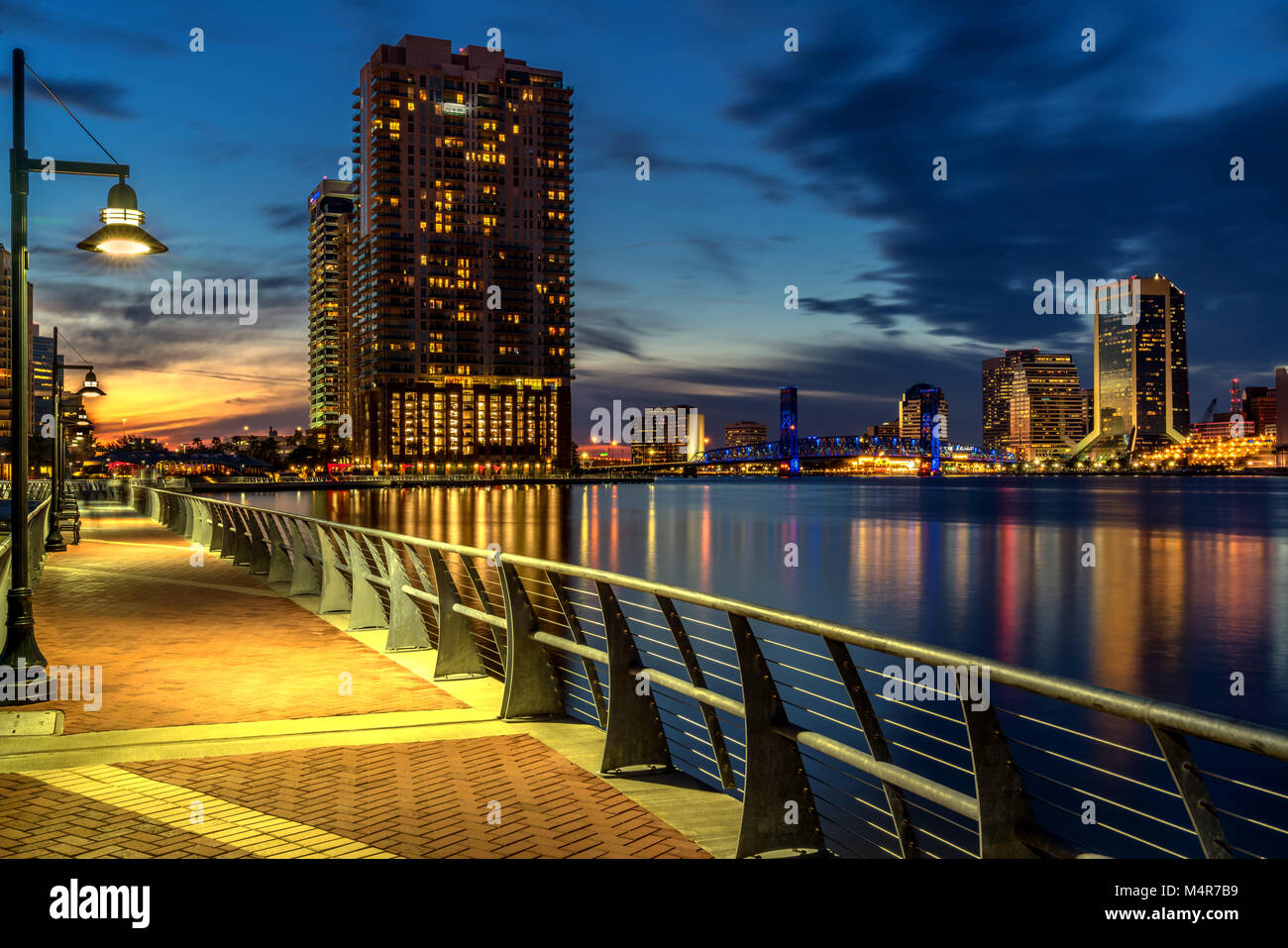 Jacksonville, FL River Walk en la noche Foto de stock