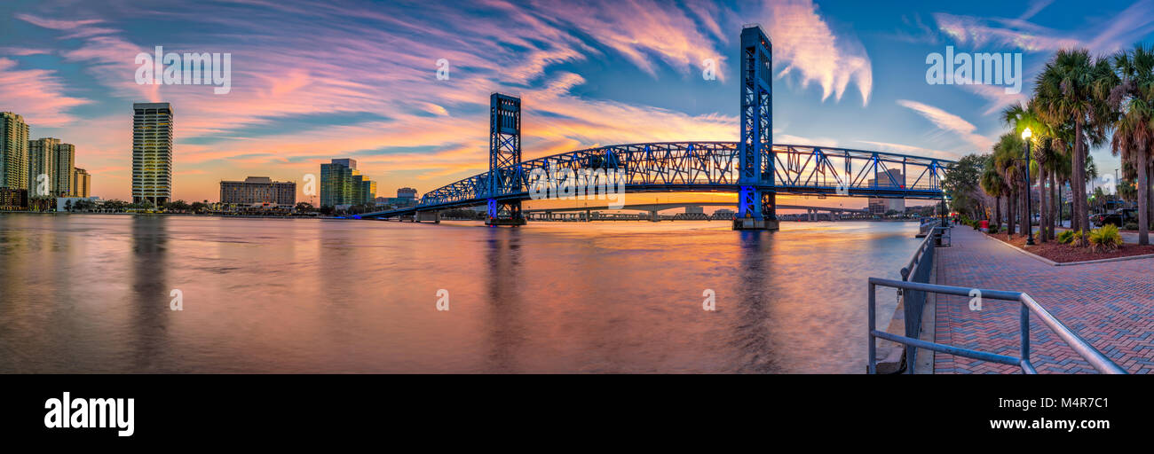 Jacksonville, FL Main St Bridge -puesta de sol sobre el río a pie Foto de stock