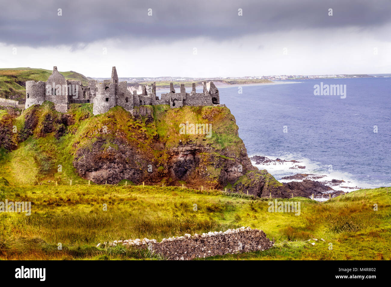 Castillo de Dunluce es un viejo castillo abandonado en la hermosa costa del norte de Irlanda, cerca de la calzada Gigante geológico Foto de stock