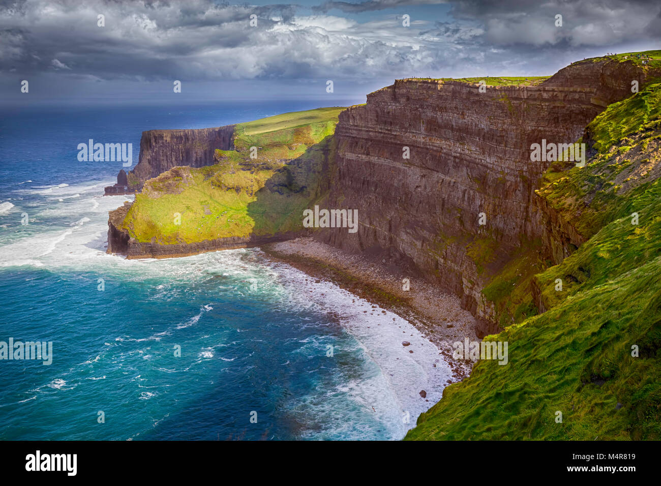 Los Acantilados de Moher acantilados están situados en el borde suroeste de la región de Burren en el condado de Clare, Irlanda. Foto de stock