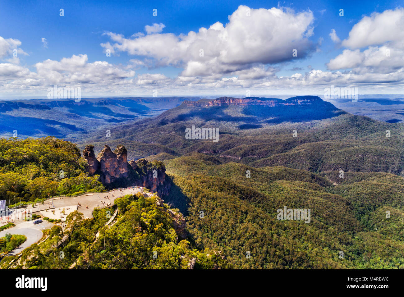 Punto echo en Katoomba, con excelentes vistas sobre la formación rocosa Three Sisters en Blue Mountains National Park en un día soleado de verano, cuando muchos turistas vi Foto de stock