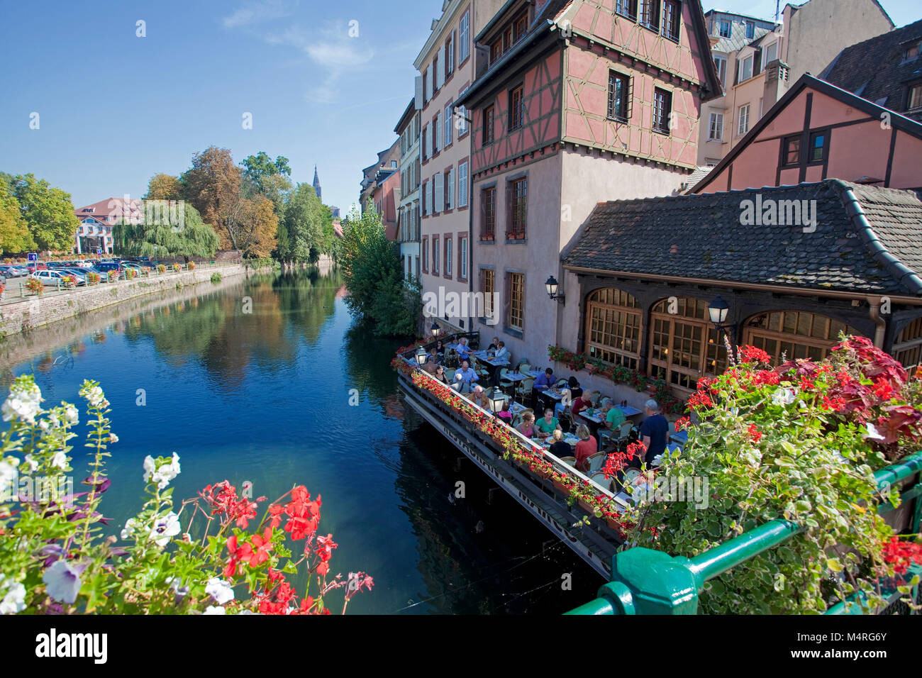 Vista desde Pont Couvert malos iver y la terraza del restaurante L' Ami Schutz, La Petite France (Francia), poco de Estrasburgo, Alsacia, Bas-Rhin, Francia Foto de stock