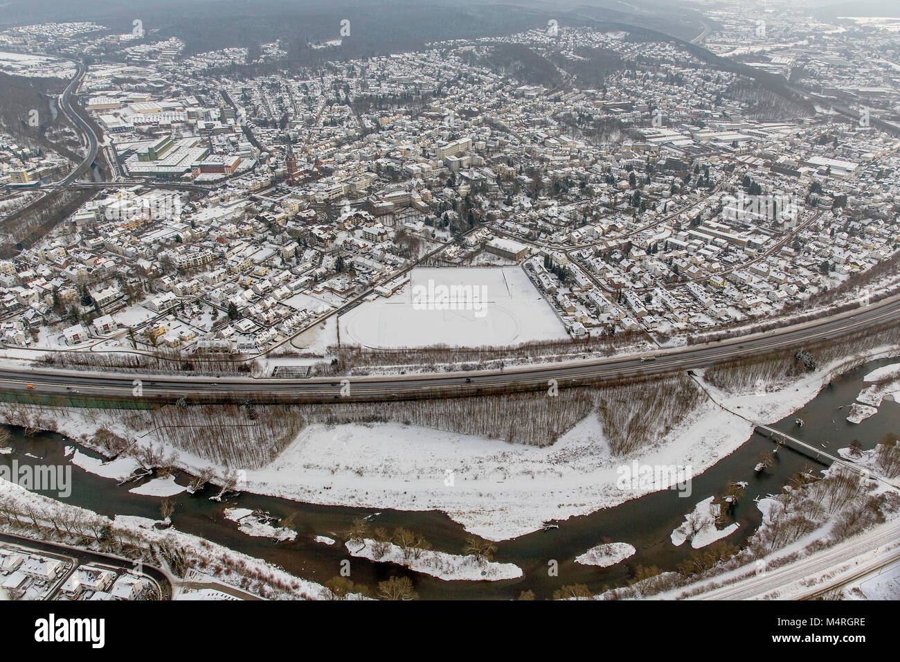 Vista aérea del campo Binner, centro de deportes en la nieve, Neheim, Arnsberg, Sauerland, Renania del Norte-Westfalia, Alemania, Europa, Arnsberg, Sauerland, Norte Foto de stock