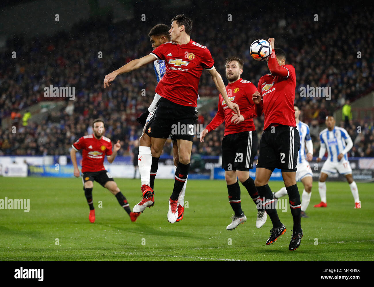 El Manchester United Chris Smalling controla el balón en la zona durante la FA Cup Emirates, Quinta Ronda coinciden en el estadio de John Smith, Huddersfield. Foto de stock