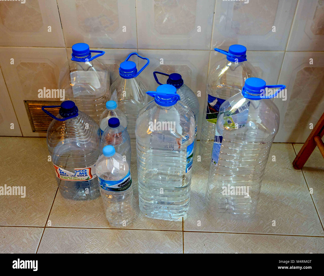 Botellas de agua vacias fotografías e imágenes de alta resolución - Alamy