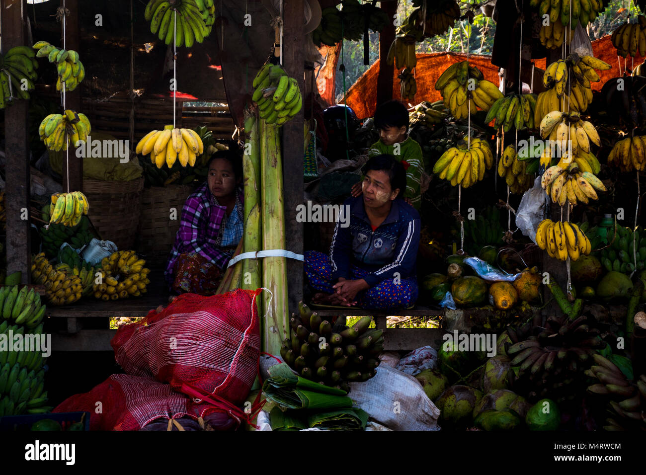Las mujeres vendiendo frutas en el mercado de Loikaw Myanmar Foto de stock