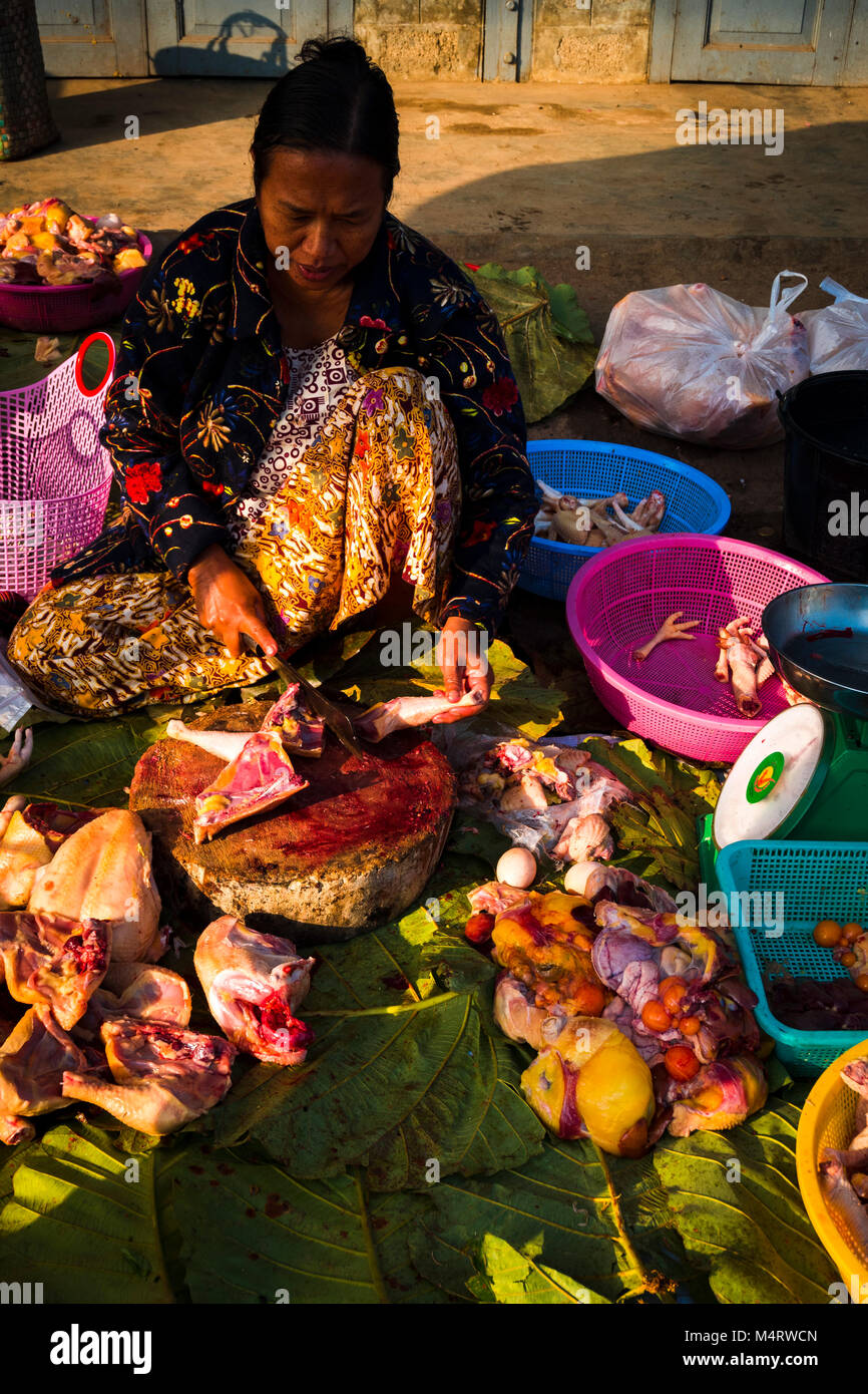 Mujer vendiendo carne en el mercado de Loikaw Myanmar Foto de stock