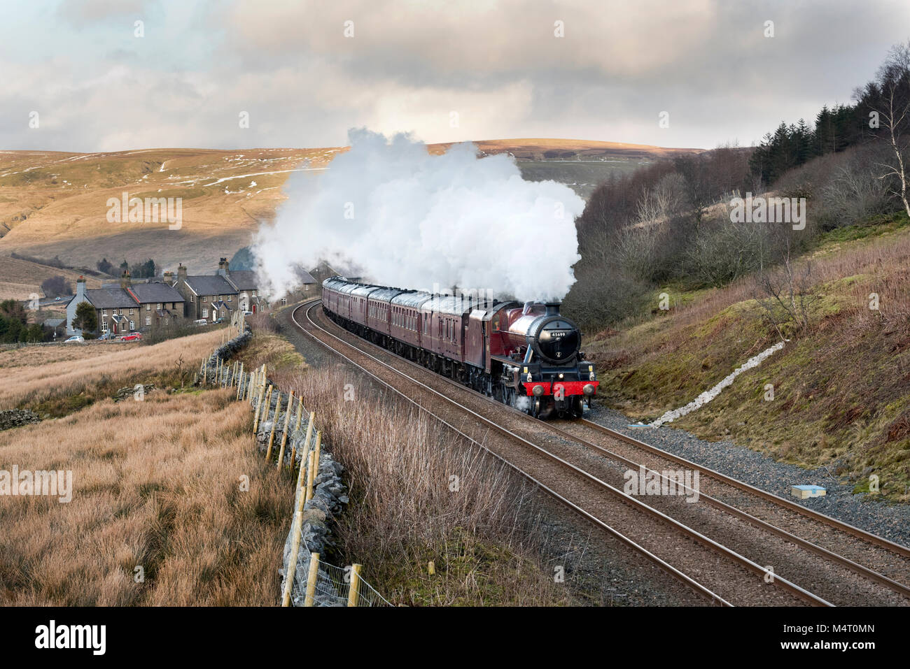 Garsdale, Cumbria, Reino Unido. 17 Feb, 2018. Locomotora de vapor clase jubilar 'Galatea' lances el invierno pasado Garsdale Mountain Express de Cumbria, Cumbria, en la famosa línea de ferrocarril Settle-Carlisle. Crédito: John Bentley/Alamy Live News Foto de stock
