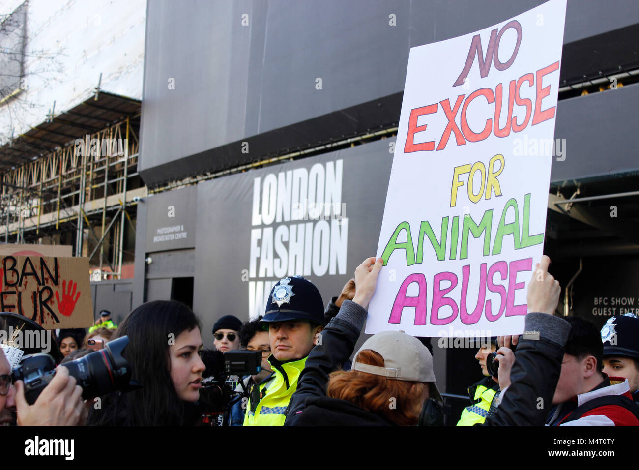 Londres, Reino Unido. 17 Feb, 2018. La Semana de la Moda de Londres 17-02-18 Street Style y protesta anti pieles.Crédito: Alex Cavendish/Alamy Live News Foto de stock