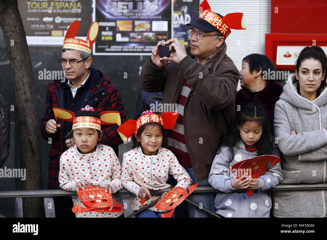 Solicitante Nueva llegada Personas con discapacidad auditiva Madrid, Madrid, España. 18 Feb, 2018. Visto mujeres vistiendo ropa  tradicional chino durante el desfile del año nuevo chino.mil de los  participantes toman parte en el desfile del Año Nuevo Chino en