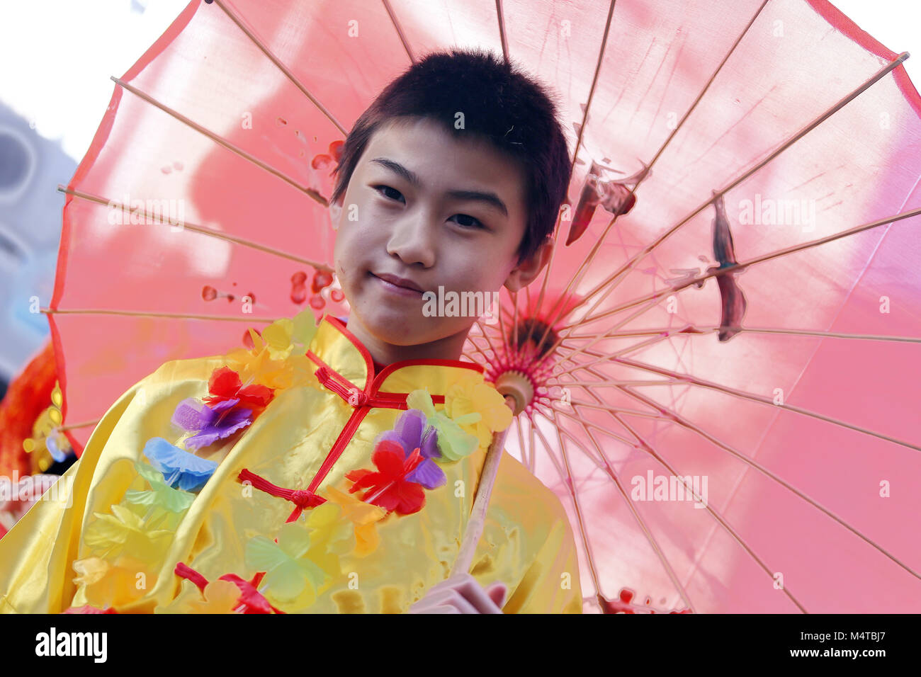 fin de semana Ocultación Banquete Chinese children during a parade fotografías e imágenes de alta resolución  - Alamy