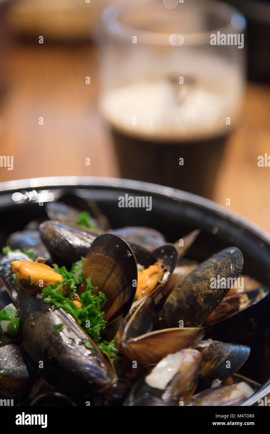 Mejillones y Guinness - excelente comida de pub irlandés. Clifden, en el Condado de Galway, Irlanda. Foto de stock