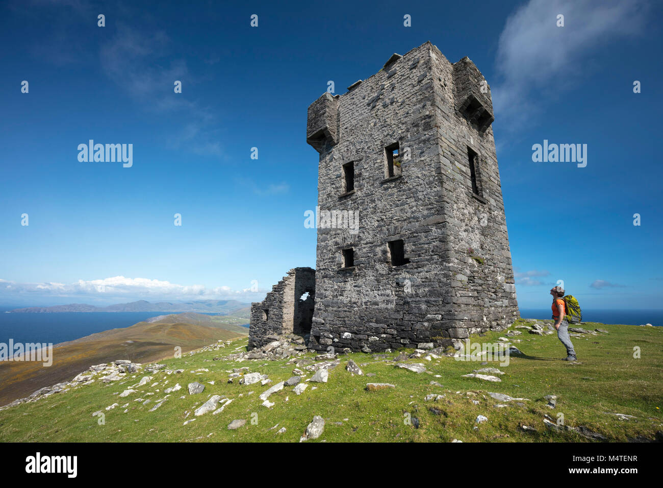 Caminante y torre de señal napoleónico en la cumbre de Cnoc, Bolais Dursey Isla, península de Beara, Condado de Cork, Irlanda. Foto de stock